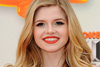 Ana-mulvoy-ten-makeup-for-gold-hair-side